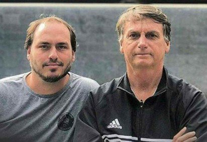 Carlos Bolsonaro e Jair Bolsonaro -  (crédito: REDES SOCIAIS/REPRODU&Ccedil;&Atilde;O)