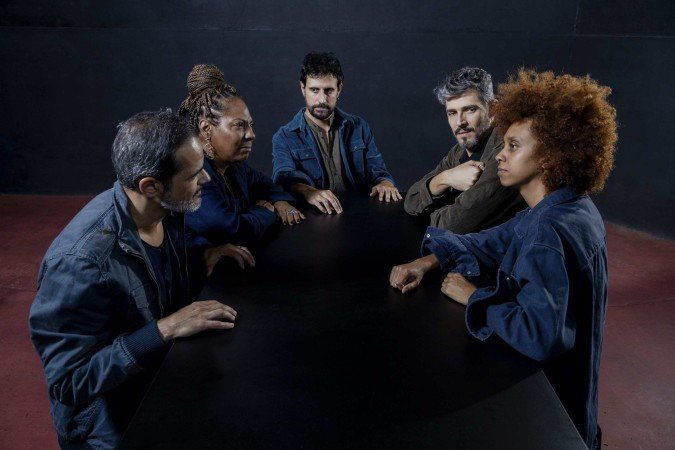 Escrito por Assis Benevenuto e Marcos Coletta, e dirigido pelo cineasta Ricardo
Alves Jr. em parceria com Ítalo Laureano, a montagem reúne no palco cinco atores
– Rejane Faria/Marina Viana, Michele Bernardino, Ítalo Laureano, Marcos Coletta e
Assis Benevenuto - (crédito: Igor Cerqueira) Escrito por Assis Benevenuto e Marcos Coletta, e dirigido pelo cineasta Ricardo
Alves Jr. em parceria com Ítalo Laureano, a montagem reúne no palco cinco atores
– Rejane Faria/Marina Viana, Michele Bernardino, Ítalo Laureano, Marcos Coletta e
Assis Benevenuto - (crédito: Igor Cerqueira)