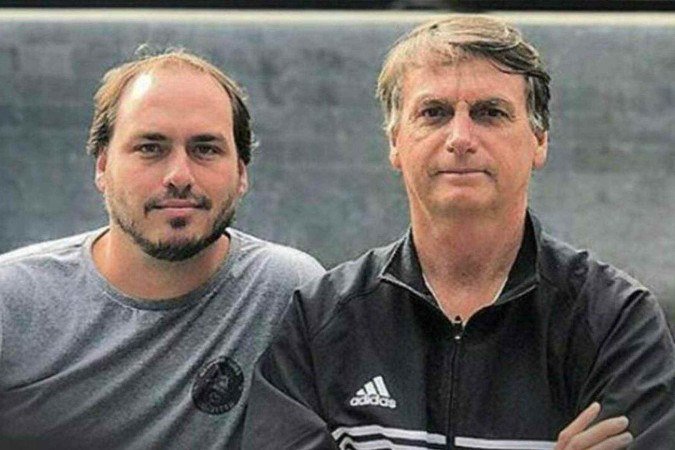 Carlos Bolsonaro e Jair Bolsonaro - (crédito: REDES SOCIAIS/REPRODUÇÃO) Carlos Bolsonaro e Jair Bolsonaro - (crédito: REDES SOCIAIS/REPRODUÇÃO)