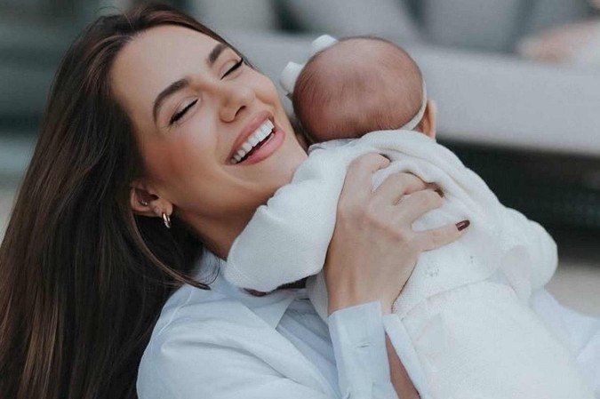 Mulher de Luan Santana reflete sobre as dificuldades da maternidade