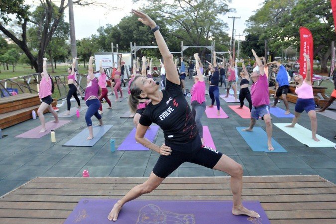 Cerca de 35 pessoas participaram da aula de yoga, enquanto outras 15 se entregaram ao hitbox - (crédito: Minervino Júnior/CB/D.A.Press) Cerca de 35 pessoas participaram da aula de yoga, enquanto outras 15 se entregaram ao hitbox - (crédito: Minervino Júnior/CB/D.A.Press)