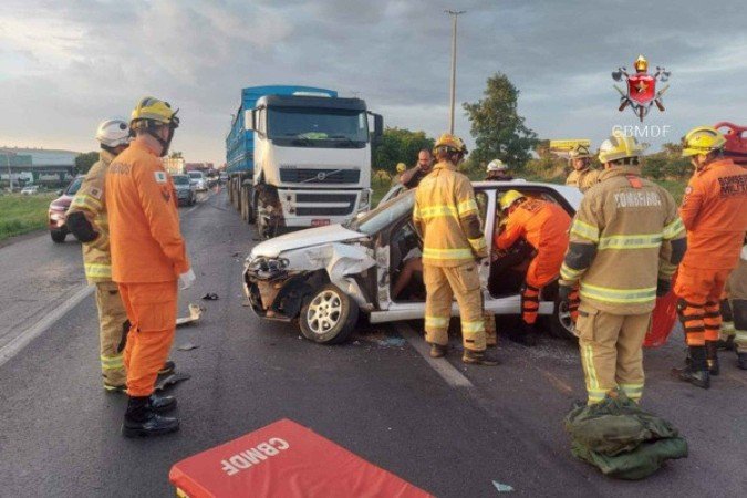 Colisão entre veículos e carreta deixa três pessoas feridas - (crédito: CBMDF/Divulgação) Colisão entre veículos e carreta deixa três pessoas feridas - (crédito: CBMDF/Divulgação)
