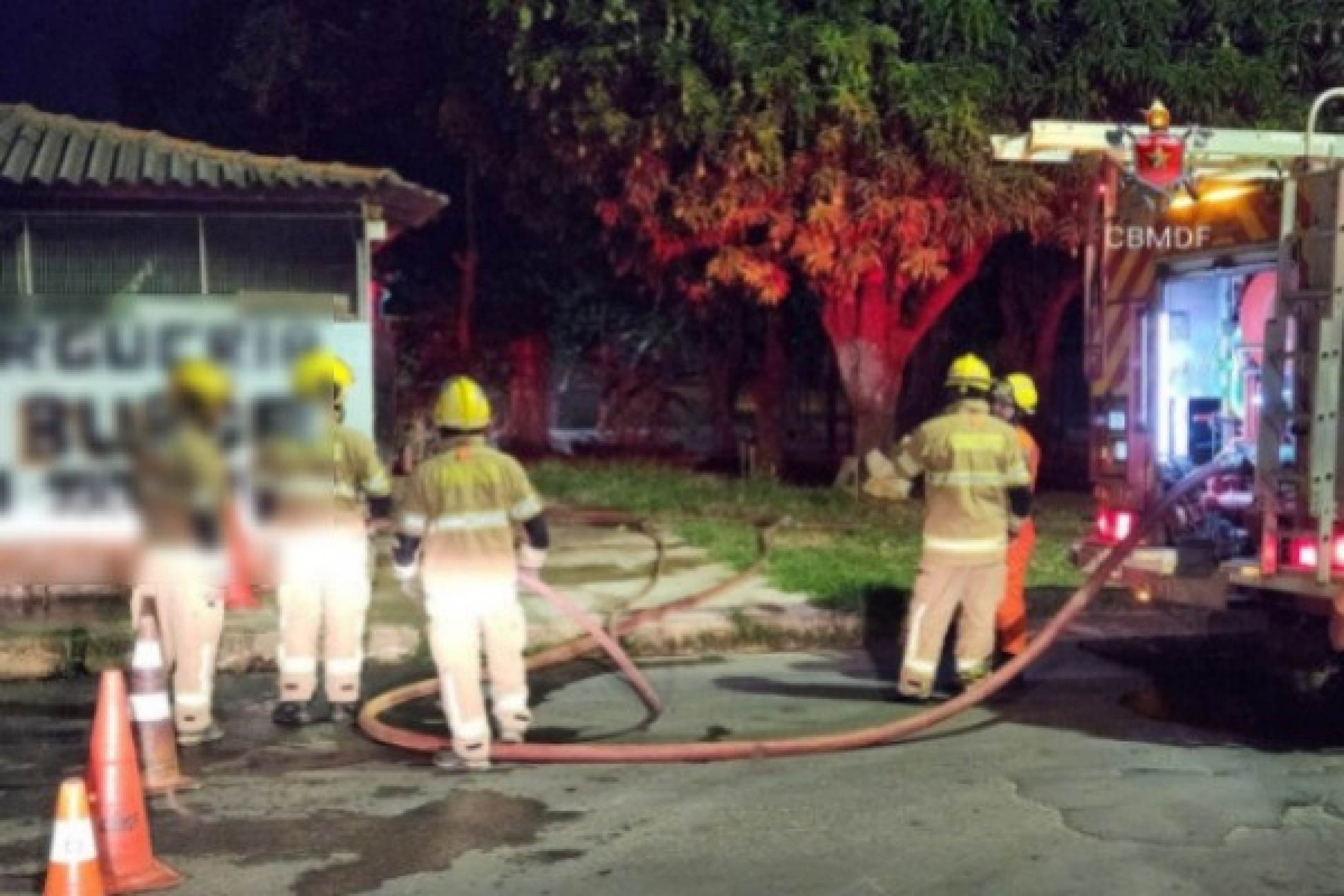 Bombeiros combatem incêndio em residência no Setor Sul do Gama