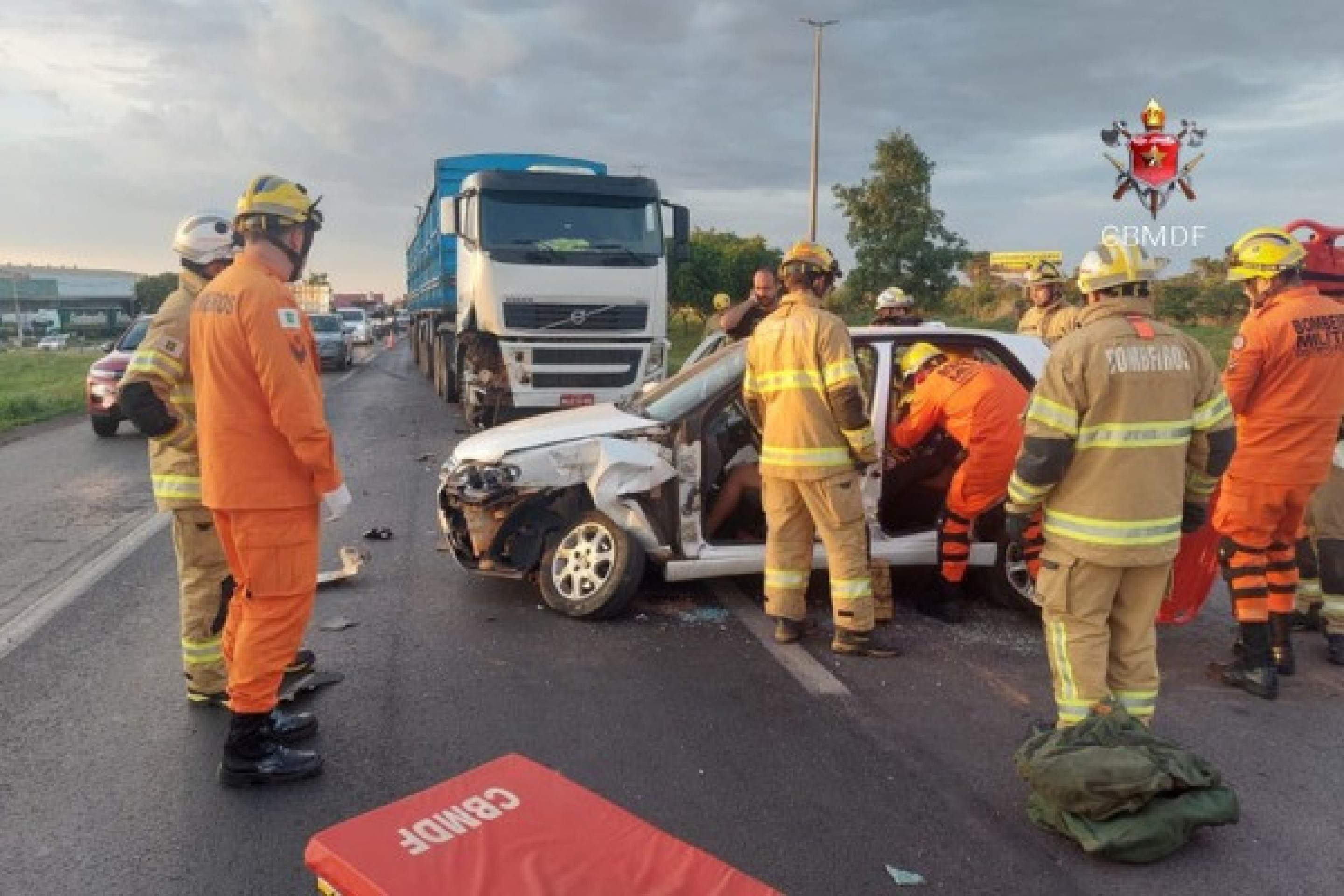 Colisão entre carro, caminhonete e carreta deixa três feridos na BR-040