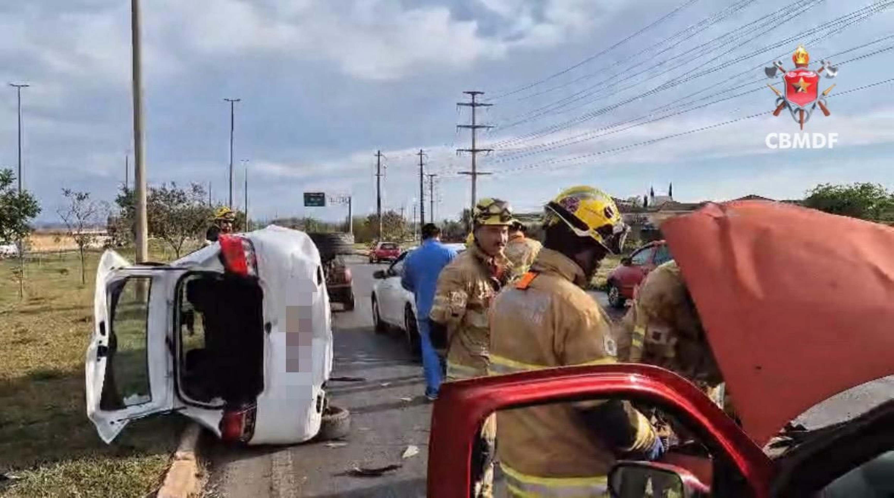 Colisão entre quatro carros causa capotamento no Lago Sul