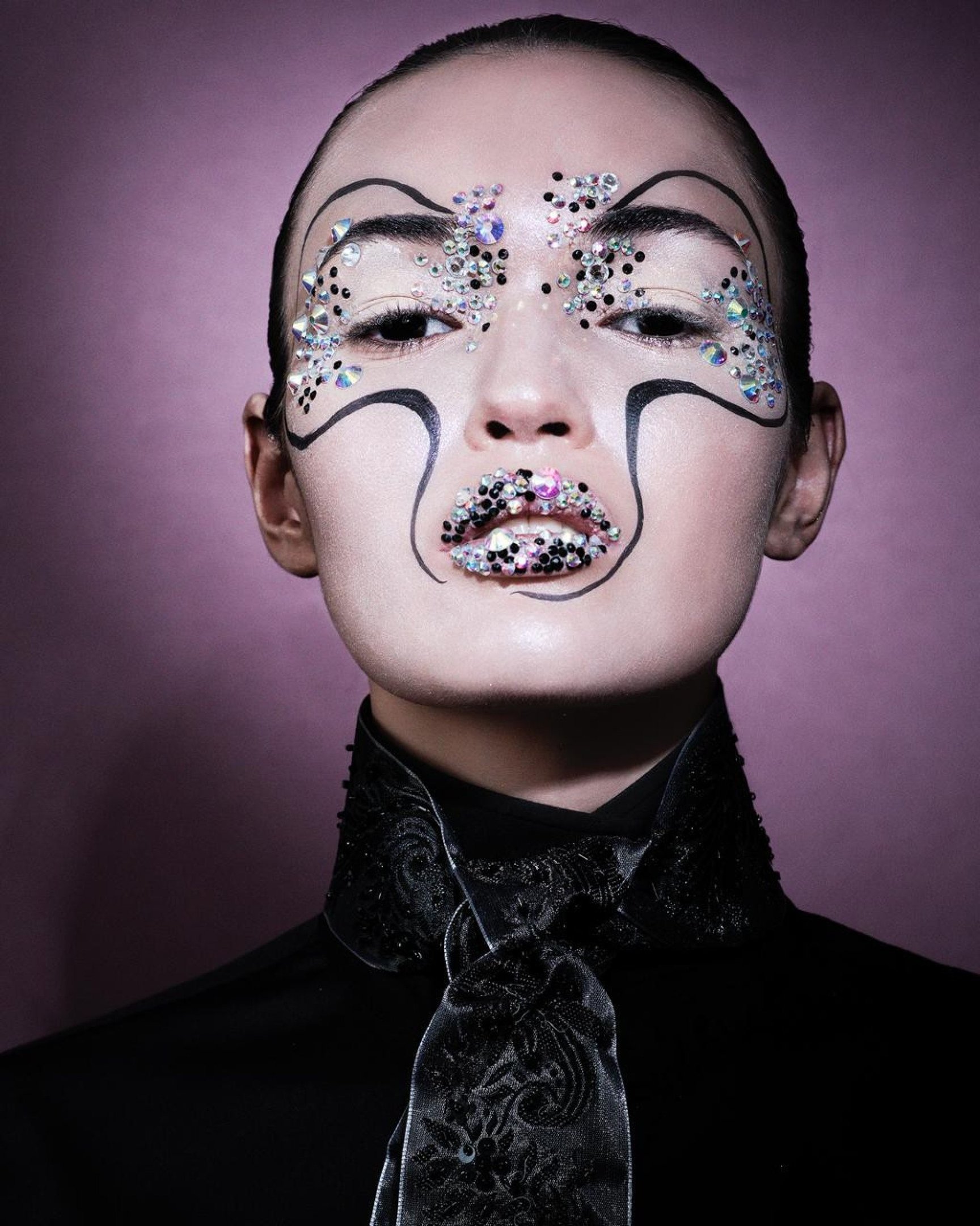 O delineado e as pedrarias s&atilde;o aliados da maquiagem de Halloween 