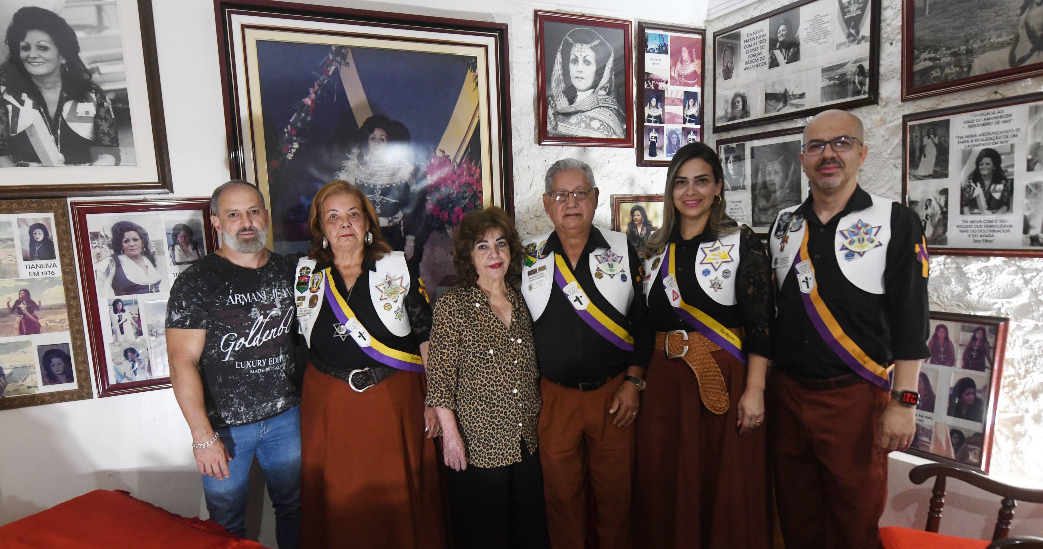 Familiares de Tia Neiva reunidos no museu que preserva a hist&oacute;ria da m&eacute;dium. Ao centro e com roupa estampada, Vera Zelaya, filha ca&ccedil;ula de Neiva