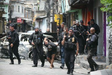 Operação de combate ao tráfico no Rio de Janeiro: os EUA estudavam, havia meses, enquadrar PCC e CV como organizações terroristas - (crédito: Mauro Pimentel/AFP) Operação de combate ao tráfico no Rio de Janeiro: os EUA estudavam, havia meses, enquadrar PCC e CV como organizações terroristas - (crédito: Mauro Pimentel/AFP)