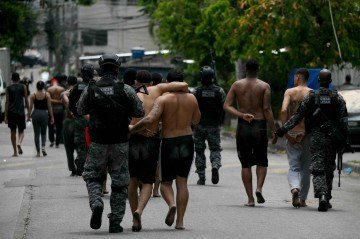 Operação em território ocupado pelo tráfico no Rio. Nessas regiões, o voto segue a determinação do crime em favor de seus candidatos - (crédito: Mauro Pimentel/AFP) Operação em território ocupado pelo tráfico no Rio. Nessas regiões, o voto segue a determinação do crime em favor de seus candidatos - (crédito: Mauro Pimentel/AFP)