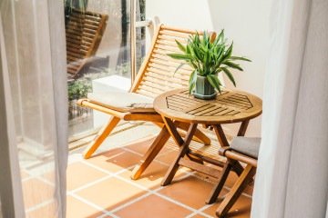 Utilizar cadeiras e plantas é uma ótima alternativa para decorar o local     -  (crédito: Freepik)