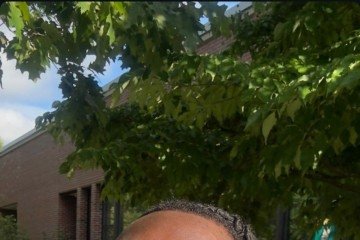 O comunicador Gê Aniceto exibe uma glass skin 