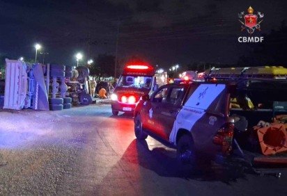 Caminh&atilde;o tomba na BR-070 e motorista fica preso &agrave;s ferragens em Ceil&acirc;ndia