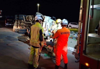 Caminh&atilde;o tomba na BR-070 e motorista fica preso &agrave;s ferragens em Ceil&acirc;ndia