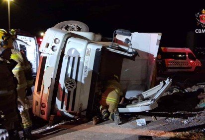 Caminh&atilde;o tomba na BR-070 e motorista fica preso &agrave;s ferragens em Ceil&acirc;ndia