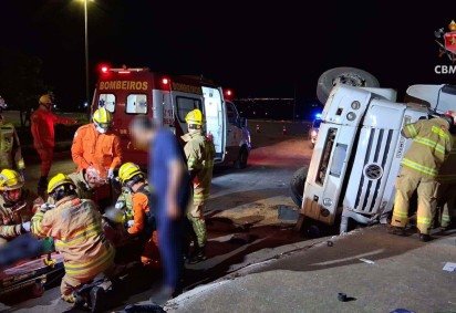 Caminh&atilde;o tomba na BR-070 e motorista fica preso &agrave;s ferragens em Ceil&acirc;ndia