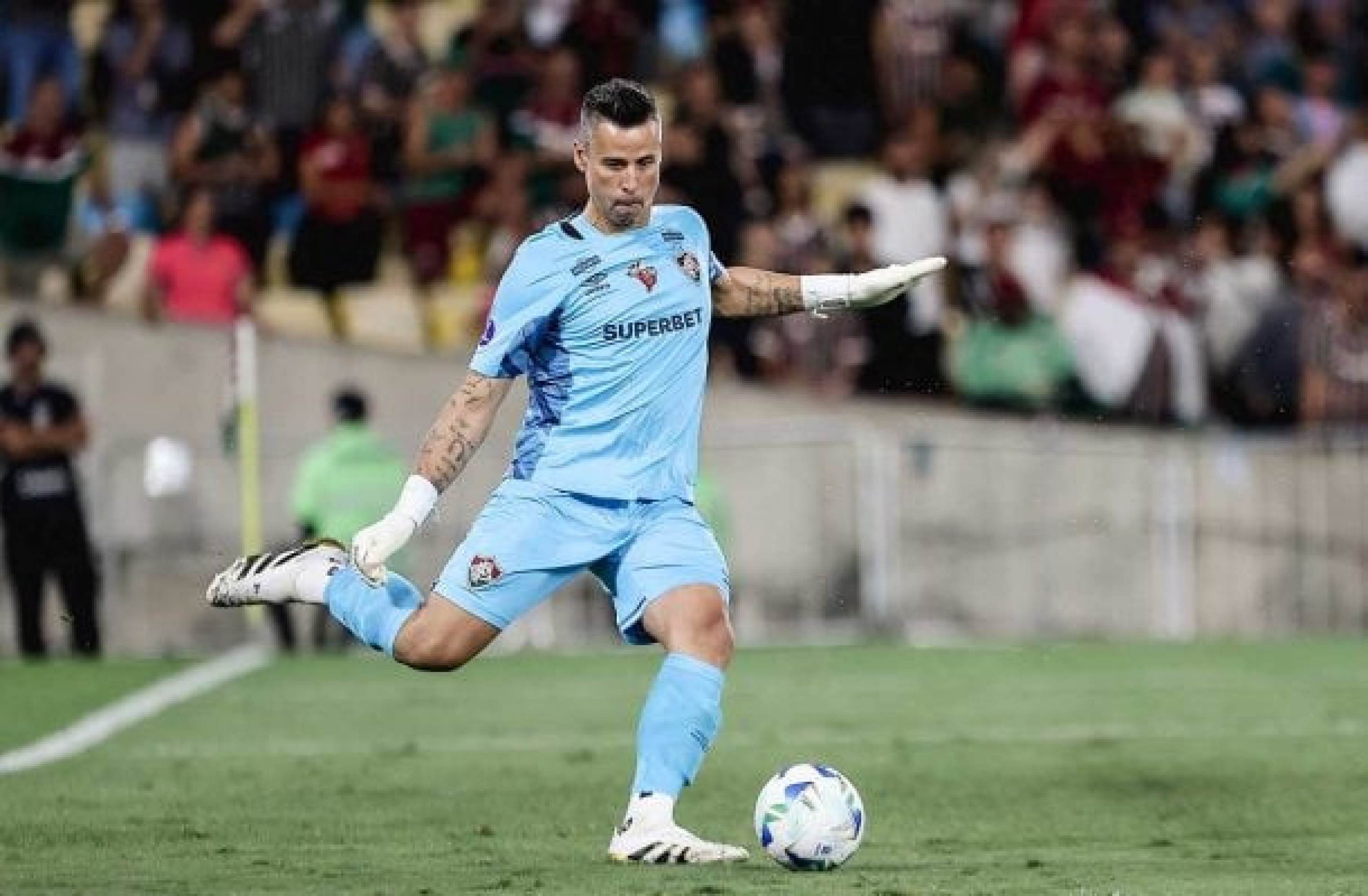 Aos 45 anos, Fábio, do Fluminense, pode alcançar mais um recorde na carreira