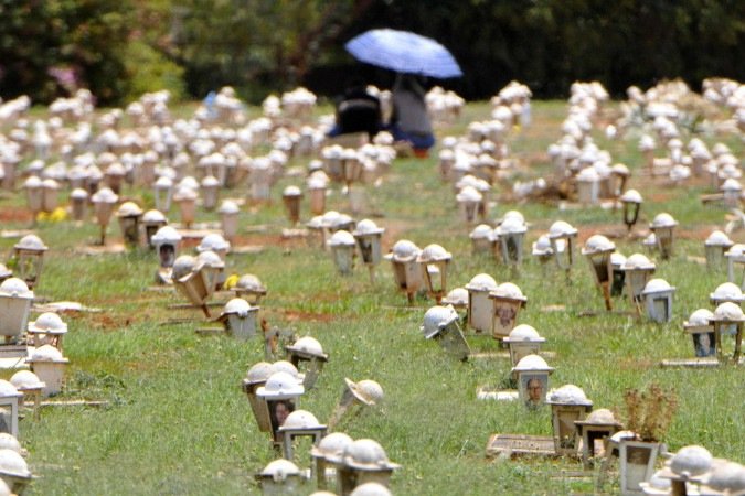  28/10/2025. Ed Alves CB/DA Press. Cidades. Preparativos - Manutenção para Dia dos Finados - Campo da Esperança Asa Sul. -  (crédito:                                      )