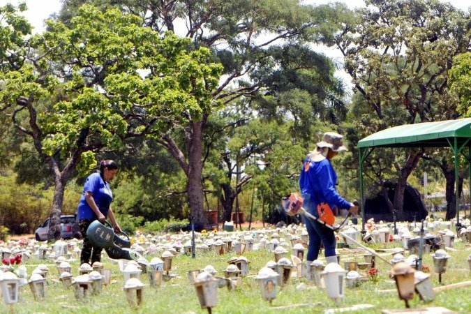 Dia de Todos os Santos teve 44 enterros nos cemitérios do DF -  (crédito:               Ed Alves/CB                                   )