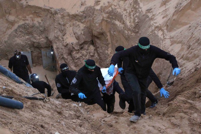 Até o momento, o Hamas já devolveu os restos mortais de 17 dos 28 reféns que ainda estavam em Gaza  -  (crédito: AFP) Até o momento, o Hamas já devolveu os restos mortais de 17 dos 28 reféns que ainda estavam em Gaza  -  (crédito: AFP)