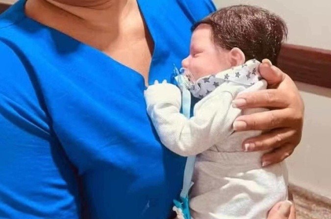 Mulher leva bebê reborn para UPA com 'sintomas de gripe' - (crédito: Reprodução/G1) Mulher leva bebê reborn para UPA com 'sintomas de gripe' - (crédito: Reprodução/G1)