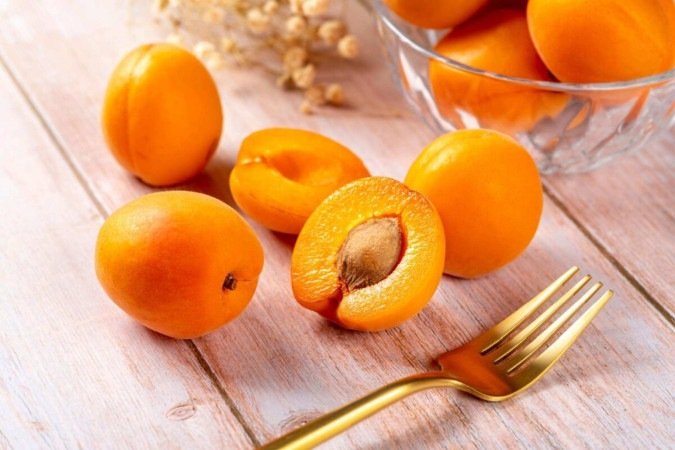 O damasco é um fruta nutritiva e benéfica para a saúde (Imagem: ZCOOL HelloRF | Shutterstock) - (crédito: EdiCase) O damasco é um fruta nutritiva e benéfica para a saúde (Imagem: ZCOOL HelloRF | Shutterstock) - (crédito: EdiCase)