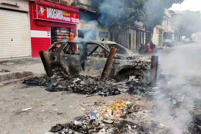 Rio de Janeiro/RJ - 28/10/2025 - COTIDIANO - Megaopera&ccedil;&atilde;o da Pol&iacute;cia do Rio de Janeiro no Complexo do Alem&atilde;o contra o crime organizado a mais letal da hist&oacute;ria deixa 60 mortos. Entre as v&iacute;timas est&atilde;o 56 criminosos, dois policiais civis e dois militares do BOPE. A a&ccedil;&atilde;o, uma das maiores dos &uacute;ltimos anos, teve como alvo o Comando Vermelho, fac&ccedil;&atilde;o que atua em diversas regi&otilde;es do estado. For&ccedil;as policiais apreenderam fuzis, granadas, muni&ccedil;&otilde;es e ve&iacute;culos blindados usados pelos criminosos. A opera&ccedil;&atilde;o mobilizou centenas de agentes e helic&oacute;pteros, com confrontos em &aacute;reas densamente povoadas. A ofensiva ocorre ap&oacute;s uma sequ&ecirc;ncia de ataques a &ocirc;nibus e policiais, que acenderam o alerta sobre o avan&ccedil;o do crime organizado no estado. Foto: RS/Fotos P&uacute;blicas