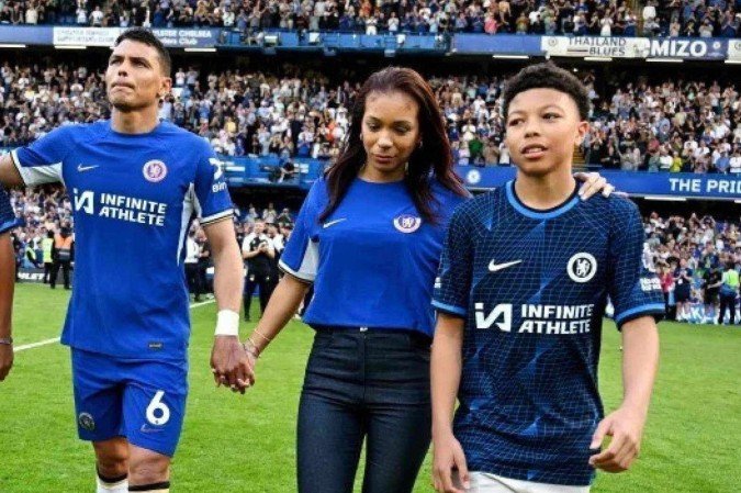 Thiago Silva e o filho Iago, na despedida do craque dos Blues, em Stamford Bridge: herdeiro defende o clube londrino e acaba de ser chamado pela seleção sub-15 inglesa - (crédito: Chelsea FC/Divulgação) Thiago Silva e o filho Iago, na despedida do craque dos Blues, em Stamford Bridge: herdeiro defende o clube londrino e acaba de ser chamado pela seleção sub-15 inglesa - (crédito: Chelsea FC/Divulgação)