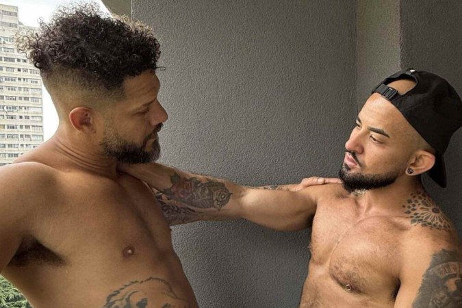 Ex-BBB grava vídeos com criador de conteúdo adulto trans