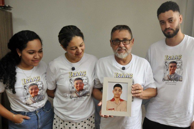 Jane e Lucas, ao centro, mostram a foto oficial de Isaac no Colégio Militar: apoio do irmão Edson e da namorada dele, Thaciely - (crédito: Fotos: Minervino Júnior/CB/D.A.Press) Jane e Lucas, ao centro, mostram a foto oficial de Isaac no Colégio Militar: apoio do irmão Edson e da namorada dele, Thaciely - (crédito: Fotos: Minervino Júnior/CB/D.A.Press)