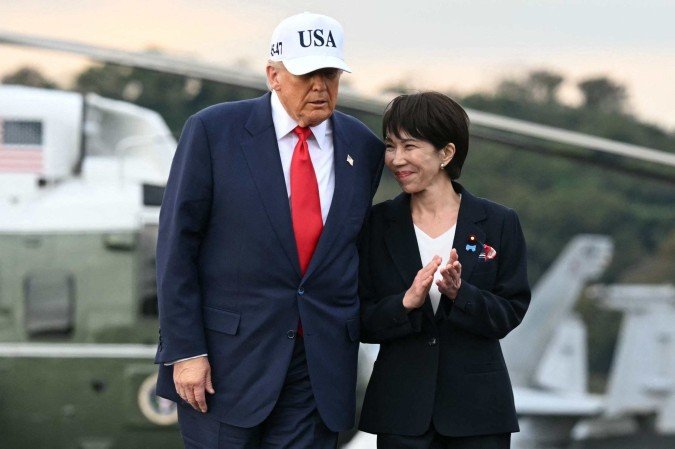 O presidente dos EUA, Donald Trump (E), e a primeira-ministra do Japão, Sanae Takaichi, chegam a bordo do porta-aviões USS George Washington da Marinha dos EUA na base naval dos EUA em Yokosuka, em 28 de outubro de 2025       -  (crédito: ANDREW CABALLERO-REYNOLDS / AFP)