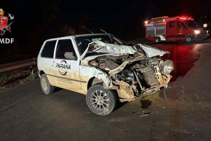 Carro colide com caminhão e deixa uma pessoa ferida -  (crédito: CBMDF/Divulgação)