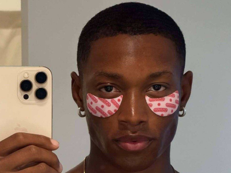 O modelo Ebeneze Brown está entre os nomes mais pesquisados quando o assunto é glass skin  -  (crédito: Reprodução/Instagram/@ebbybrown)