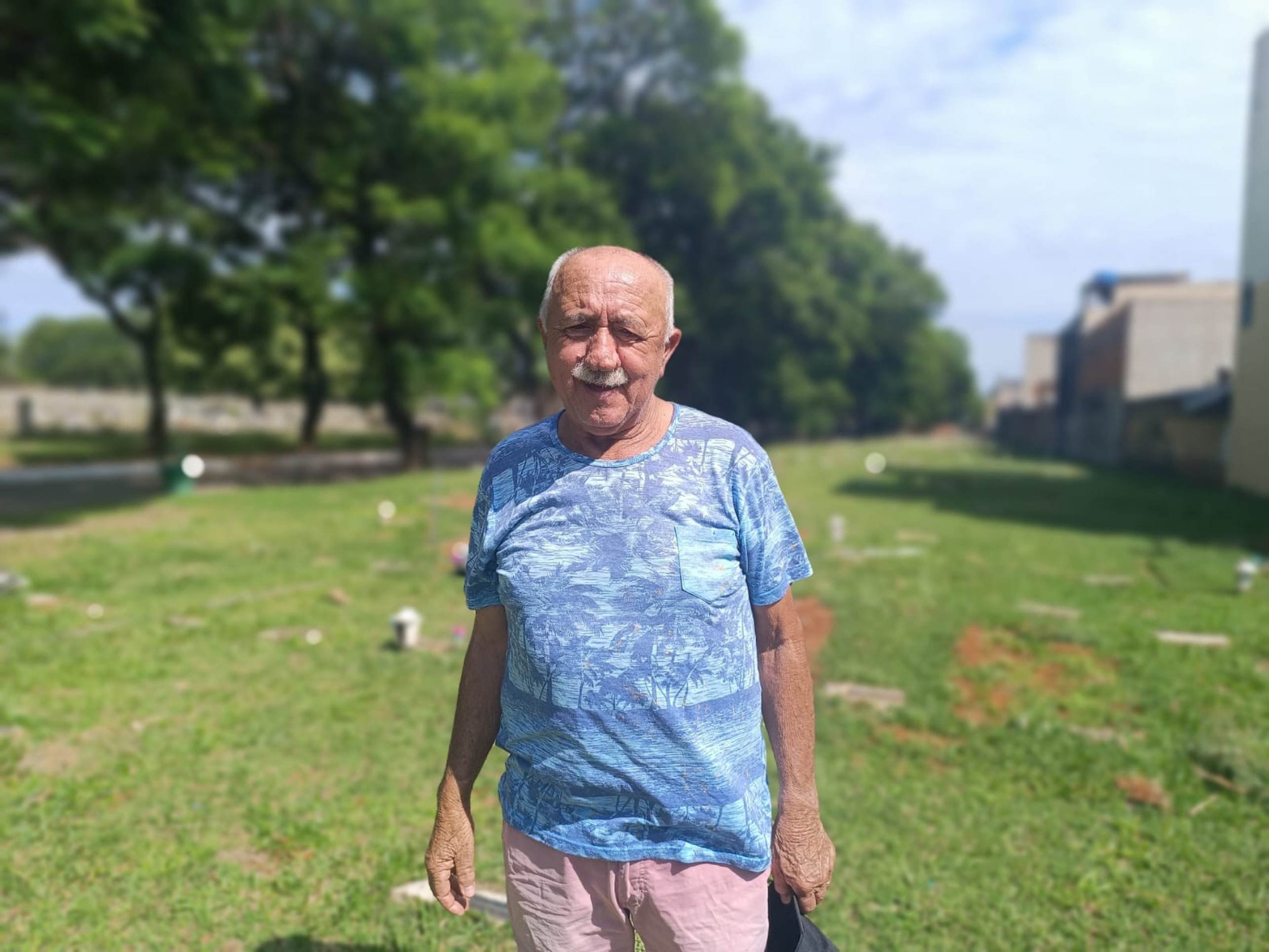 Francisco Ferreira viu-se obrigado a improvisar uma placa para o t&uacute;mulo do fil depois que a original, em bronze, foi furtada