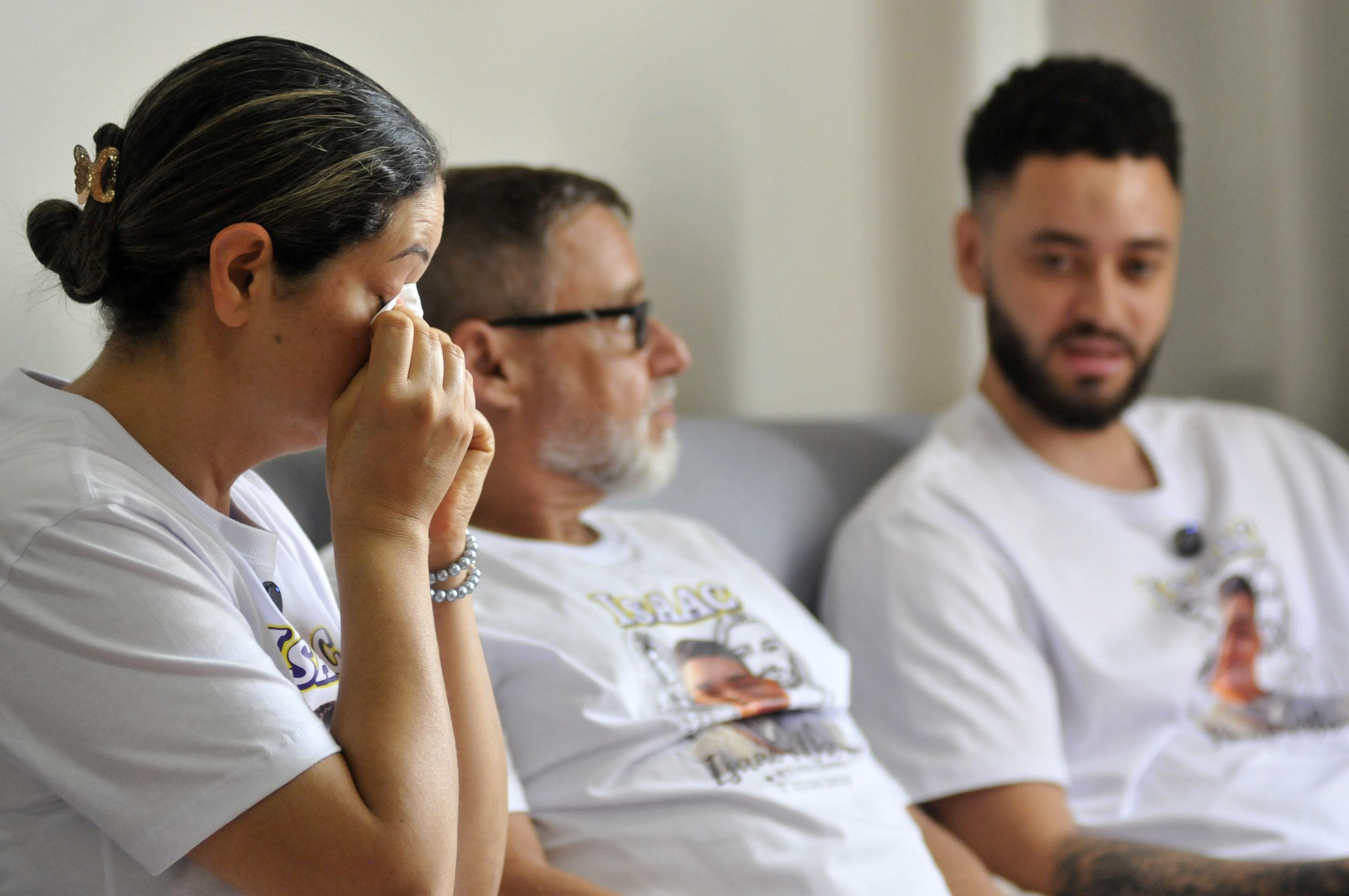  28/10/2025. Cr&eacute;dito: Minervino J&uacute;nior/CB/D.A Press. Brasil.  Brasilia - DF. Entrevista com os pais de Isaac Vilhena v&iacute;tima de latroc&iacute;nio na quadra 112/113 sul. Jane Vilhena(m&atilde;e), Lucas Vilhena(pai) e Edson J&uacute;nior(irm&atilde;o).