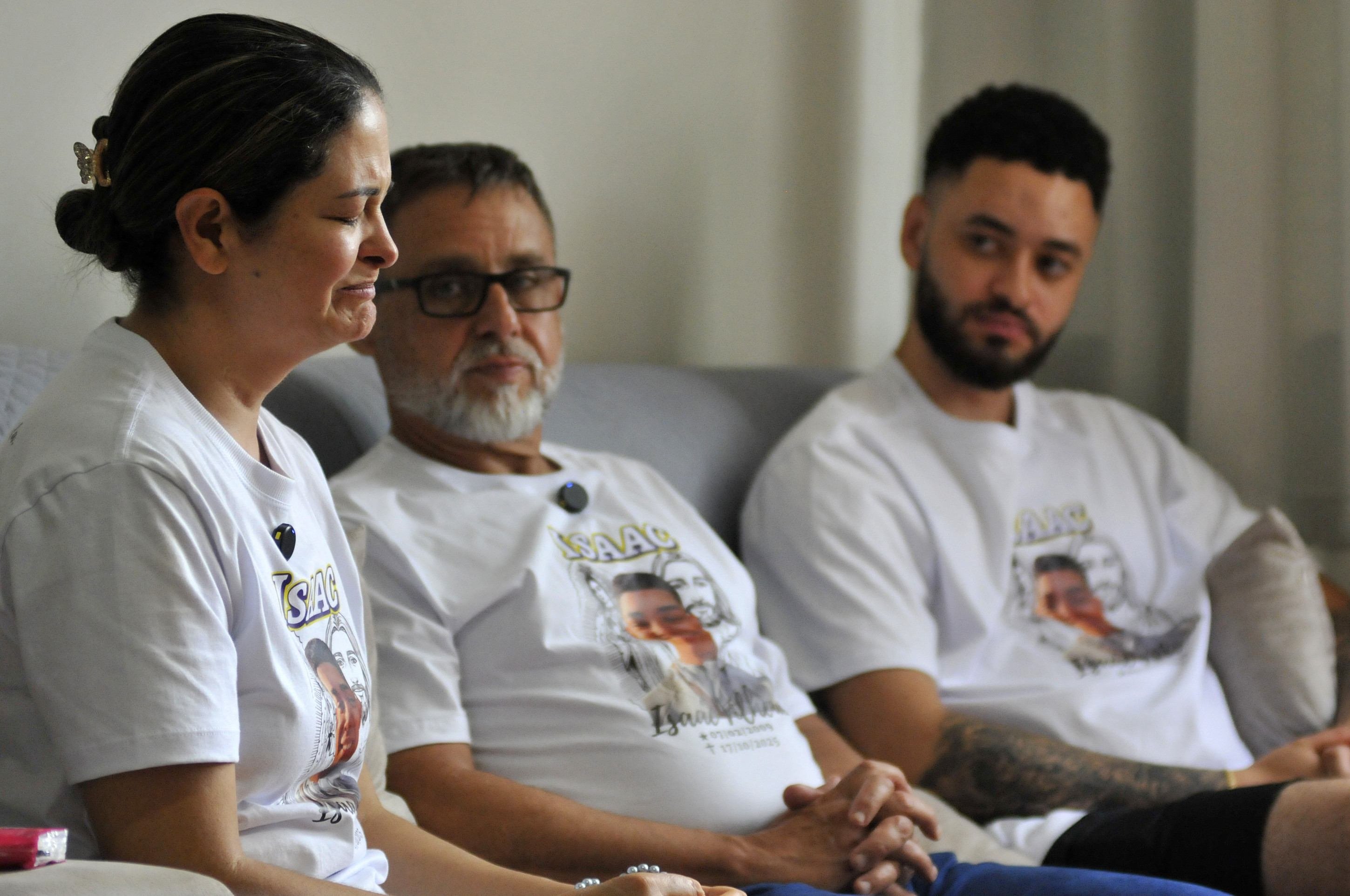  28/10/2025. Cr&eacute;dito: Minervino J&uacute;nior/CB/D.A Press. Brasil.  Brasilia - DF. Entrevista com os pais de Isaac Vilhena v&iacute;tima de latroc&iacute;nio na quadra 112/113 sul. Jane Vilhena(m&atilde;e), Lucas Vilhena(pai) e Edson J&uacute;nior(irm&atilde;o).