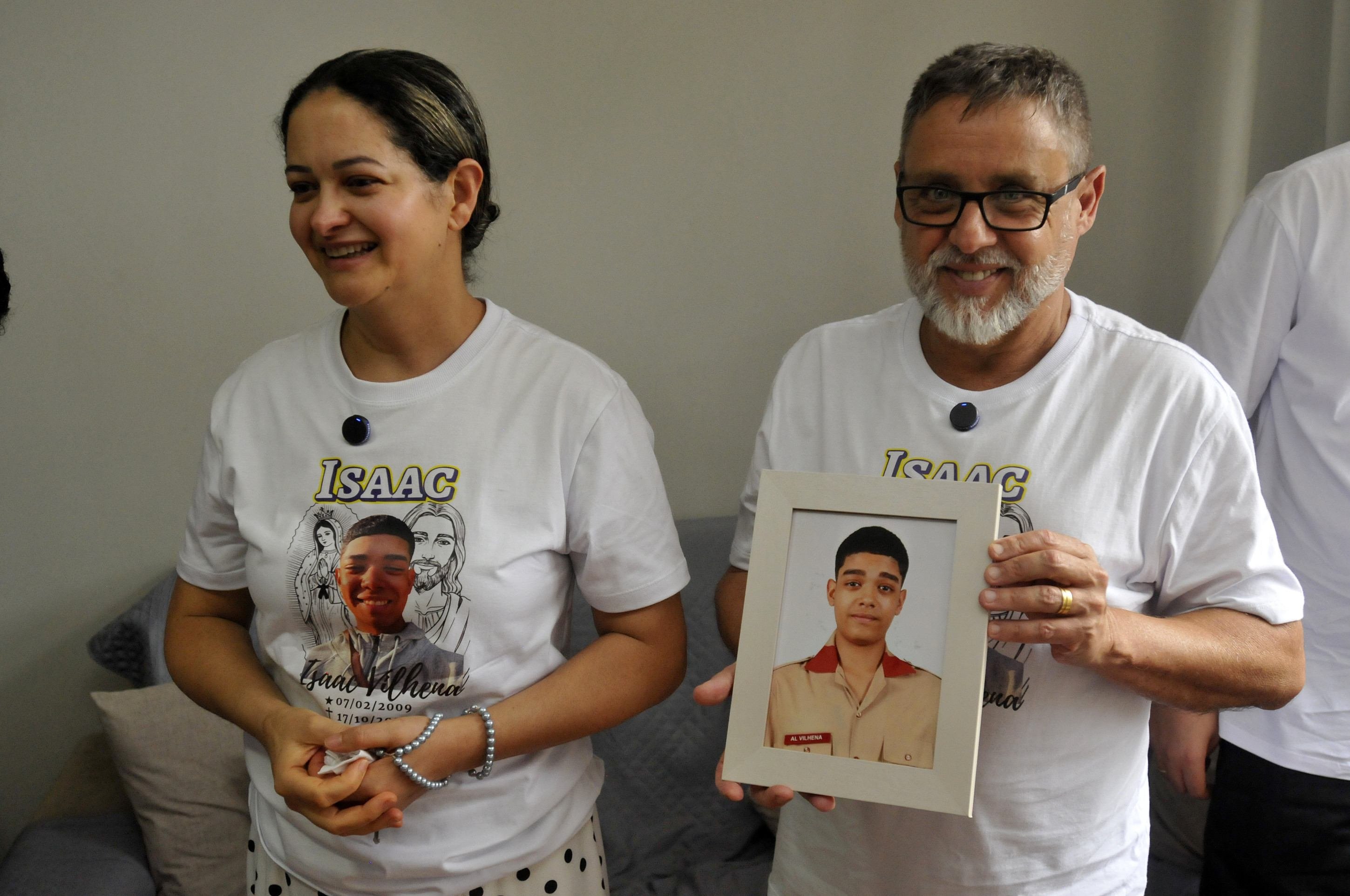  28/10/2025. Cr&eacute;dito: Minervino J&uacute;nior/CB/D.A Press. Brasil.  Brasilia - DF. Entrevista com os pais de Isaac Vilhena v&iacute;tima de latroc&iacute;nio na quadra 112/113 sul. Jane Vilhena(m&atilde;e), Lucas Vilhena(pai) e Edson J&uacute;nior(irm&atilde;o).