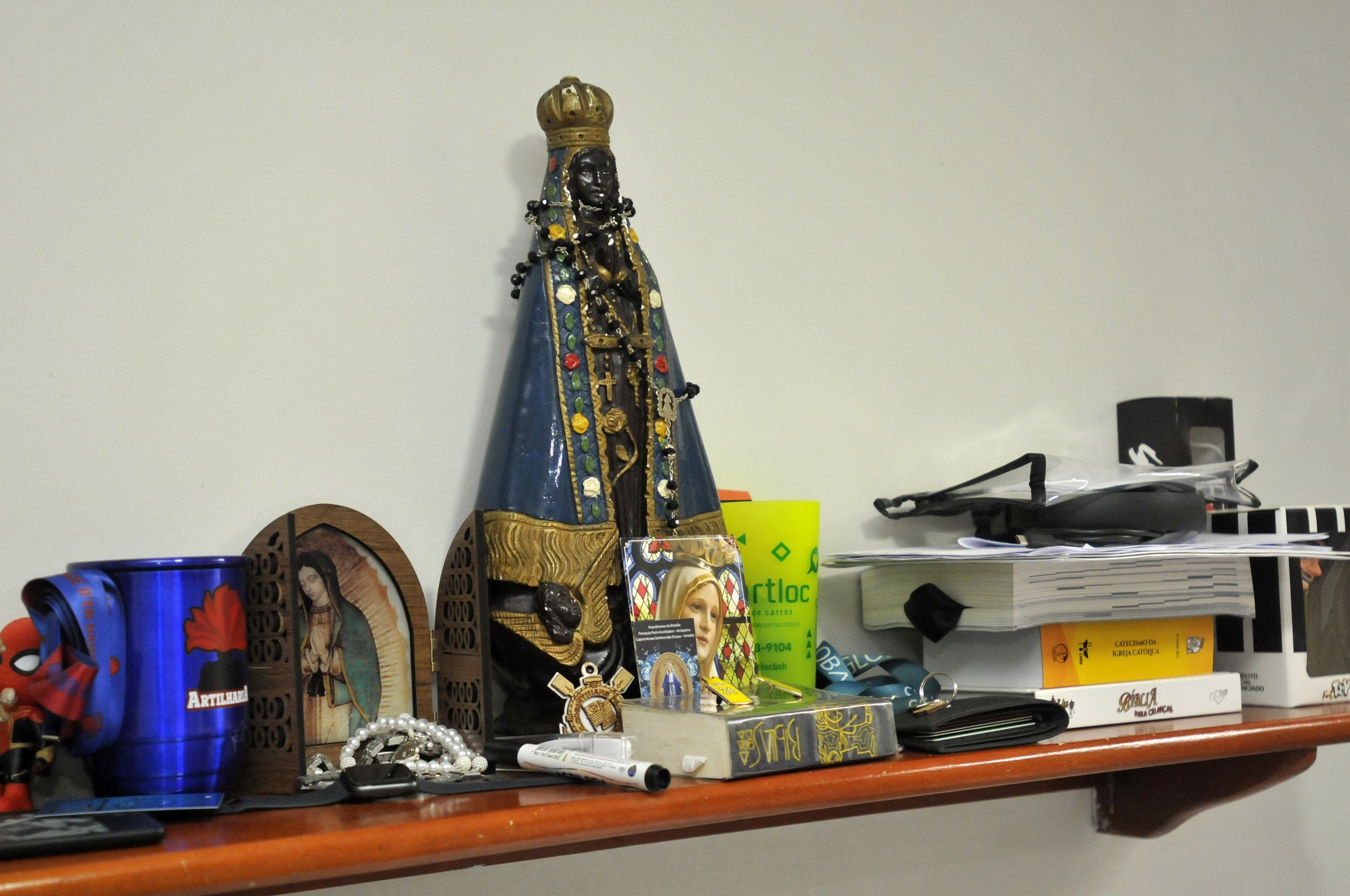  28/10/2025. Cr&eacute;dito: Minervino J&uacute;nior/CB/D.A Press. Brasil.  Brasilia - DF. Entrevista com os pais de Isaac Vilhena v&iacute;tima de latroc&iacute;nio na quadra 112/113 sul. Jane Vilhena(m&atilde;e), Lucas Vilhena(pai) e Edson J&uacute;nior(irm&atilde;o).Imagem de Nossa Senhora Aparecida.