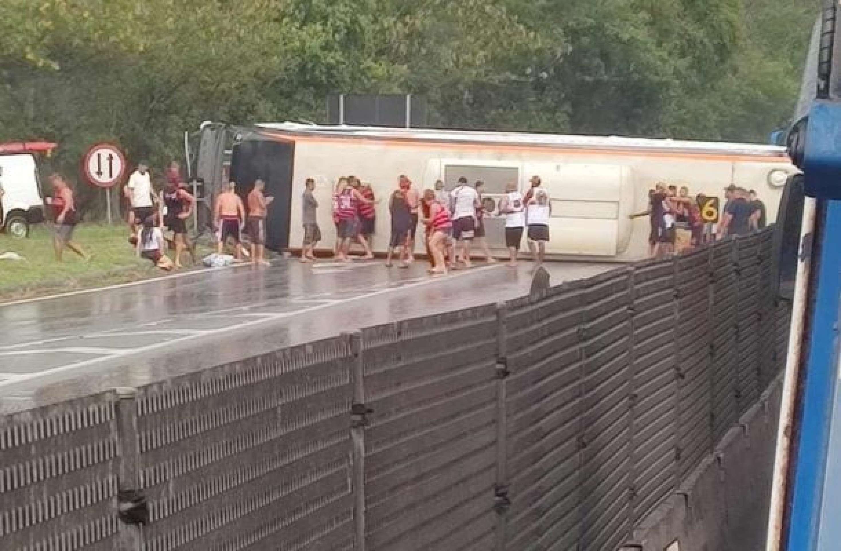 Vídeo mostra momento em que ônibus tomba com torcedores do Flamengo