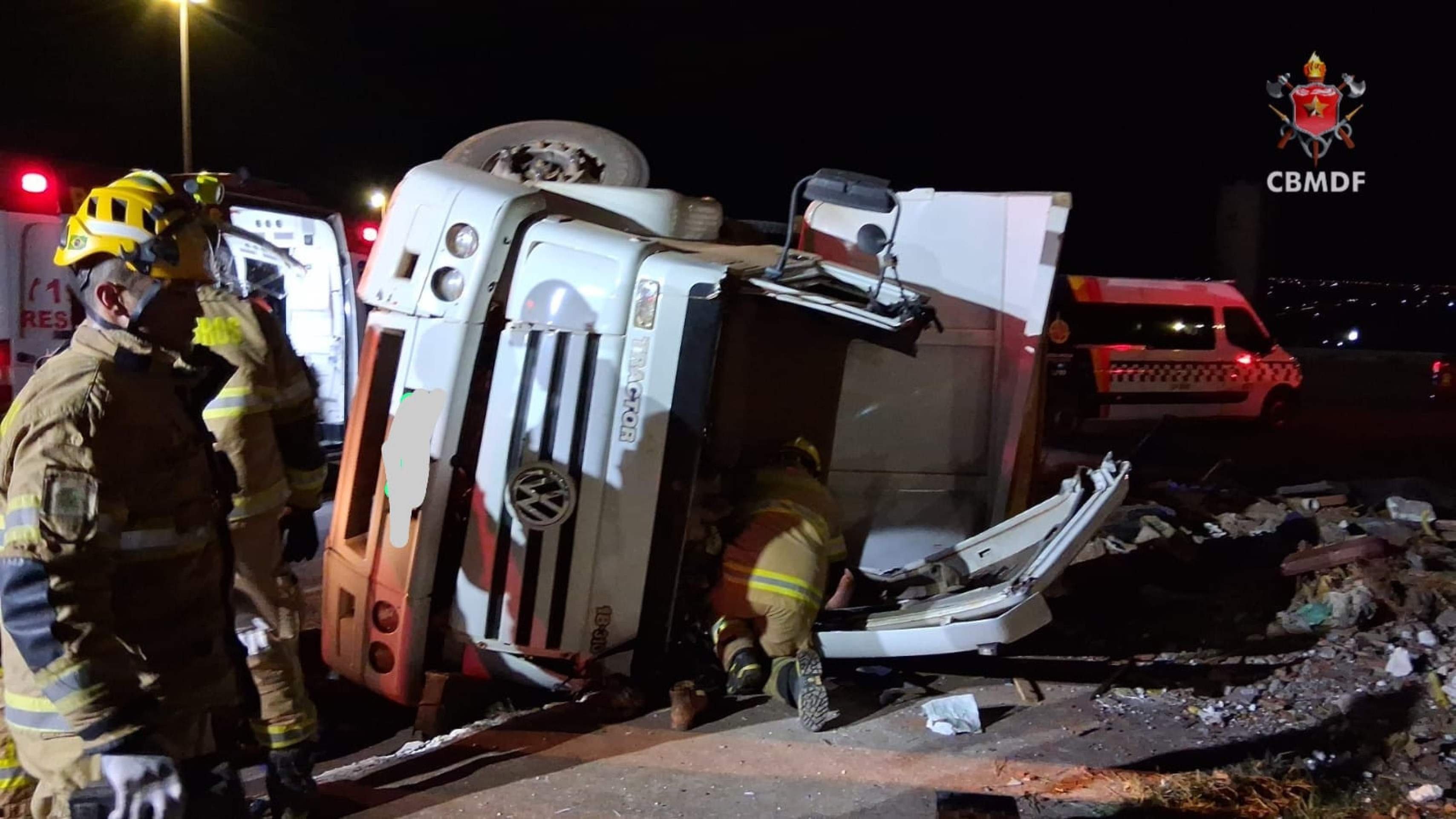 Caminhão tomba na BR-070 e motorista fica preso às ferragens em Ceilândia