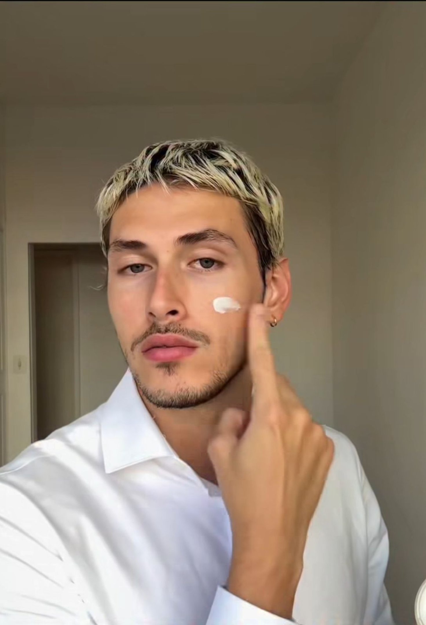 O influenciador Jhonata Teixeira compartilha a pr&oacute;pria rotina de skincare com os seguidores 