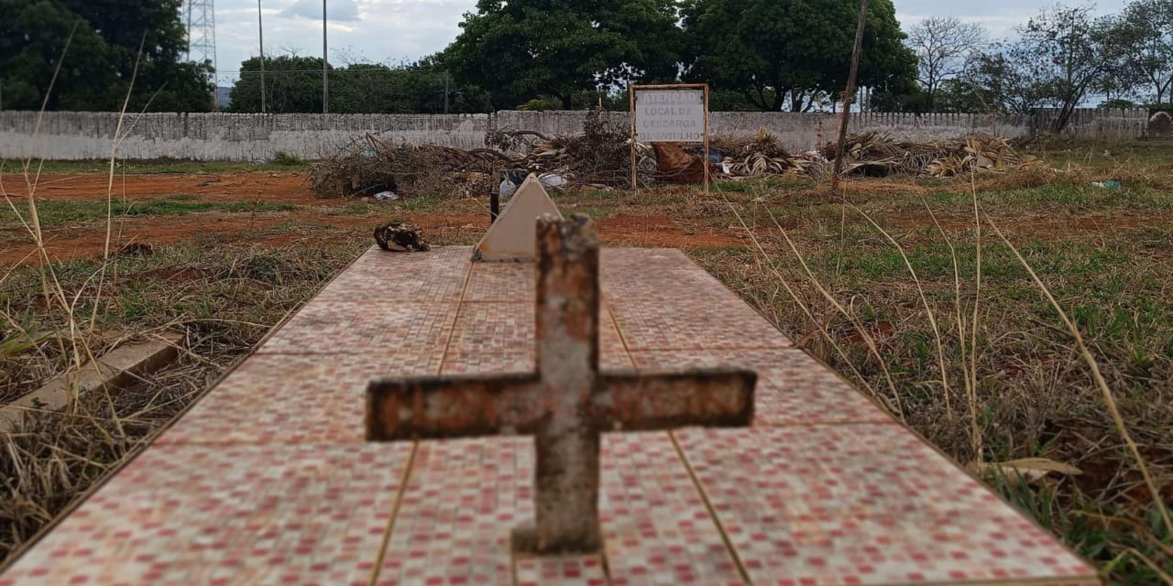 Às vésperas de Finados, famílias encontram cemitérios mal conservados