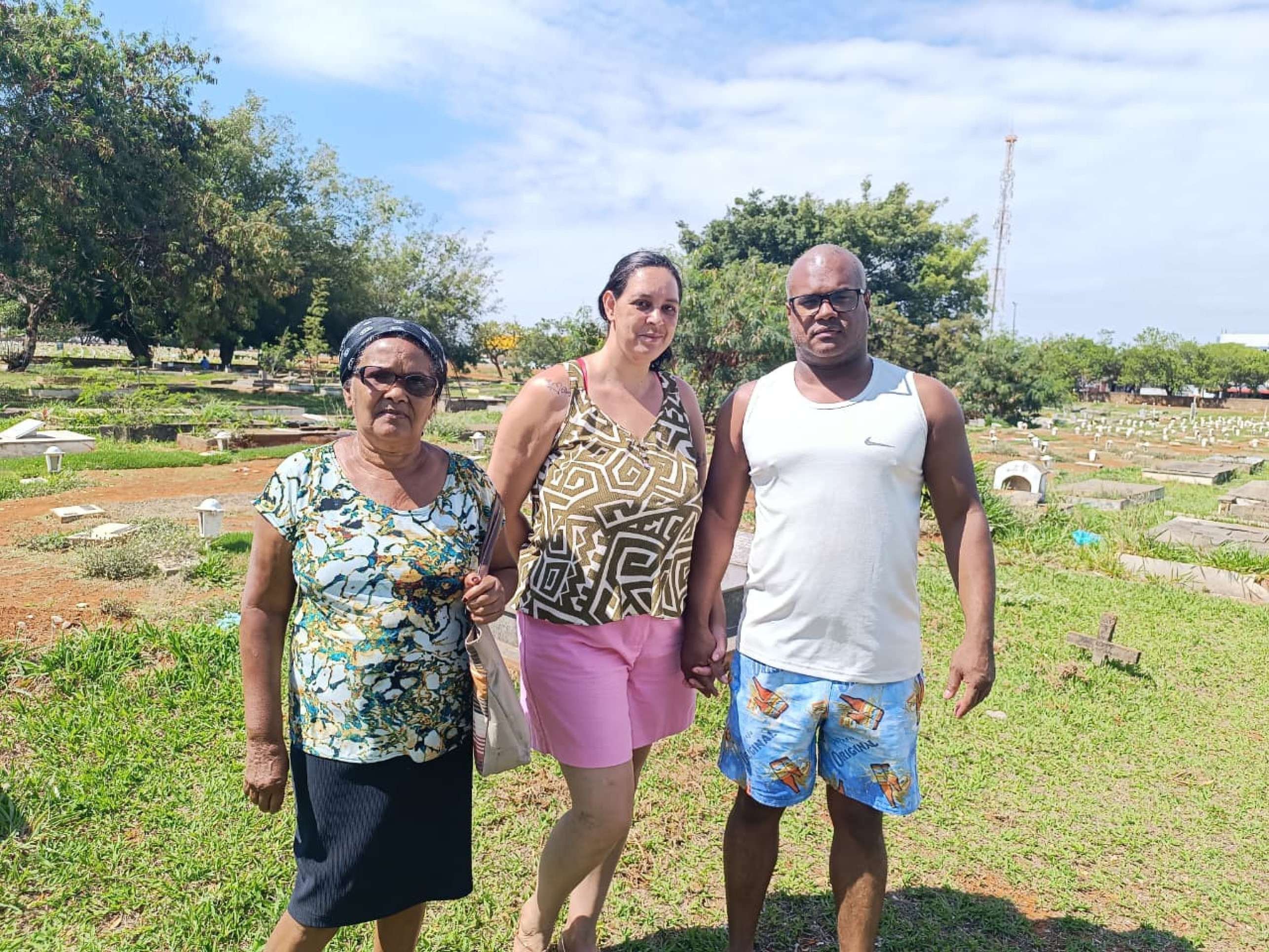 Maria Jos&eacute;, L&iacute;dia e Josevaldo ainda se revolta ao lembrar o roubo das placas de bronze do jazigo do patriarca