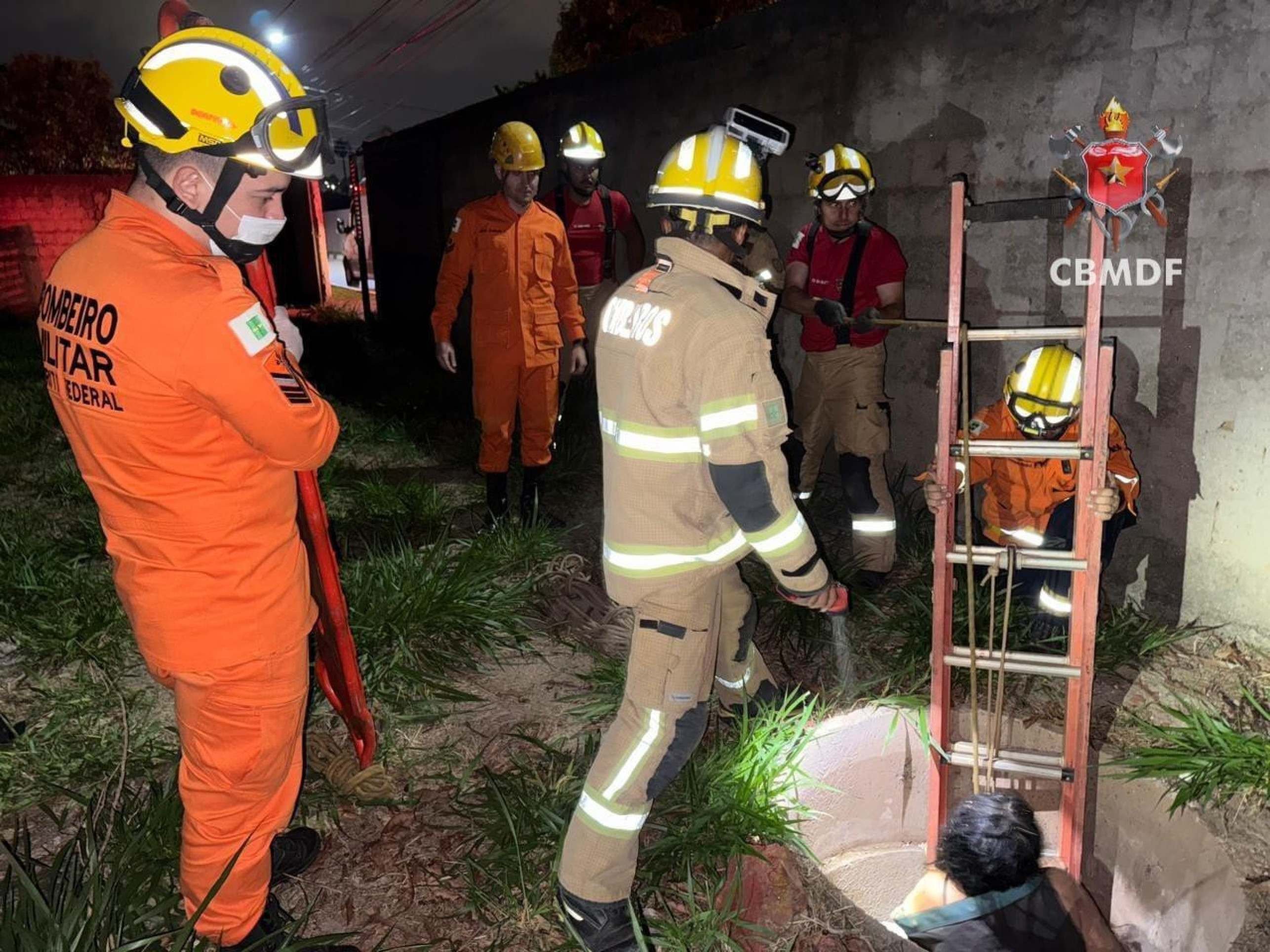 Mulher cai em poço de três metros no Gama