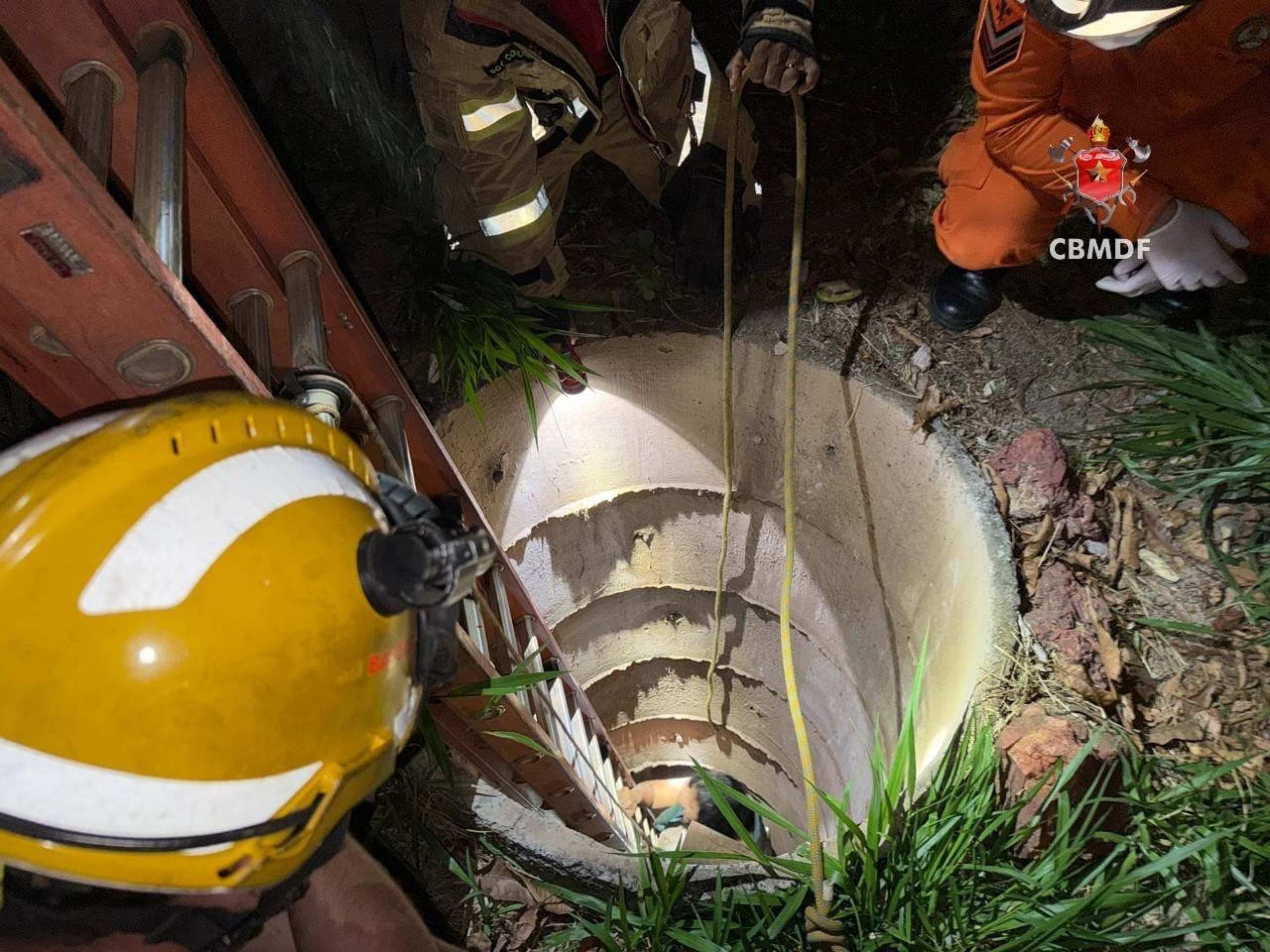 Mulher ficou ferida após cair em um poço