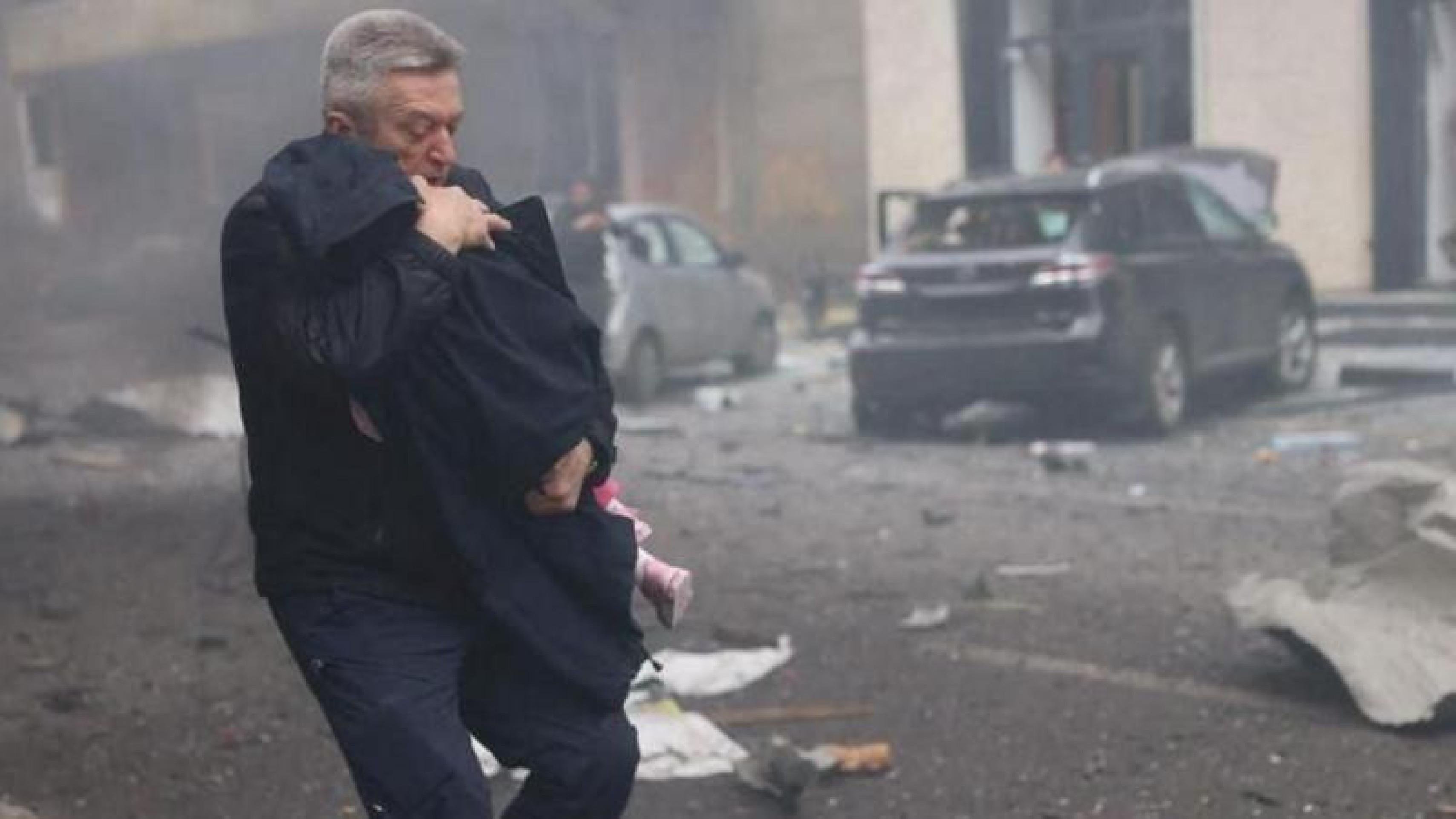 Os 'heróis de Kharkiv', que resgataram 48 crianças de um jardim de infância atacado por drones russos na Ucrânia