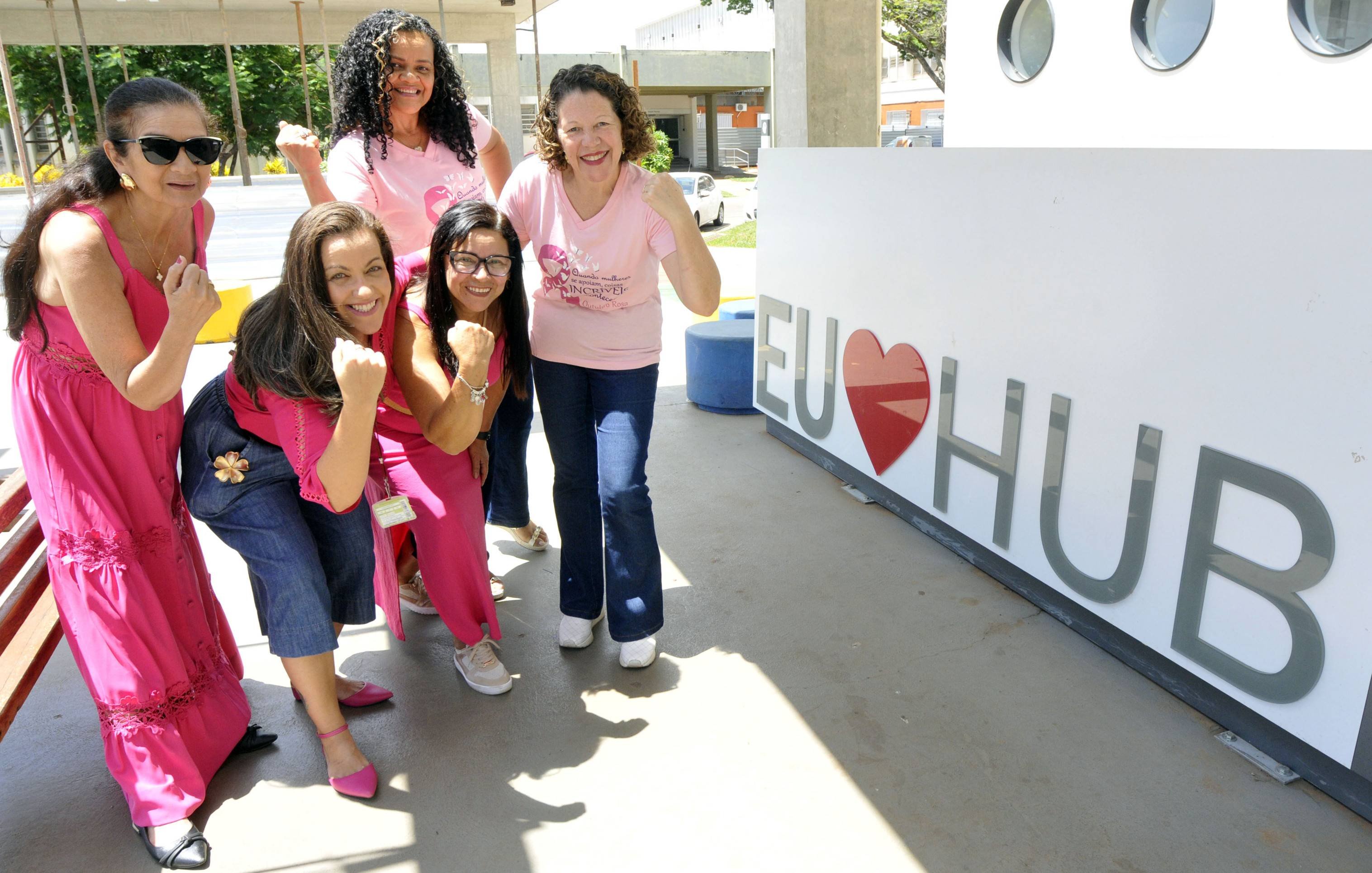  29/10/2025 Cr&eacute;dito: Marcelo Ferreira/CB/D.A Press. Brasil. Bras&iacute;lia - DF - HUB. Pauta para a S&eacute;rie Amor al&eacute;m do cuidado. Grupo Guerreiras de Rosa.  Gislaine dos Santos (cabelo longo amarrado e &oacute;culos), Iraci Costa Marinho (cabelo cacheado curto), Jannety Rodrigues (cabelo cacheado preto longo), Juscileia Rezende Souza (organizadora do grupo, cal&ccedil;a jeans) e N&aacute;dia Tavares (&oacute;culos e cabelo liso)