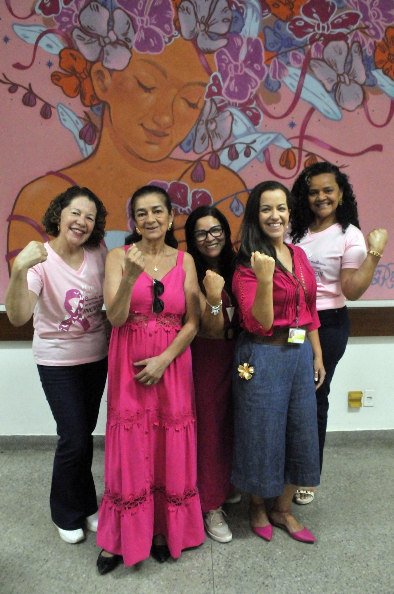  29/10/2025 Cr&eacute;dito: Marcelo Ferreira/CB/D.A Press. Brasil. Bras&iacute;lia - DF - HUB. Pauta para a S&eacute;rie Amor al&eacute;m do cuidado. Grupo Guerreiras de Rosa.  Gislaine dos Santos (cabelo longo amarrado e &oacute;culos), Iraci Costa Marinho (cabelo cacheado curto), Jannety Rodrigues (cabelo cacheado preto longo), Juscileia Rezende Souza (organizadora do grupo, cal&ccedil;a jeans) e N&aacute;dia Tavares (&oacute;culos e cabelo liso)