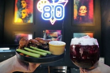  29.10.2025. Guilherme Felix CB/DA Press. Divirta-se Mais. Pratos tematicos. As buffalo wings do Bar 80 harmonizam com o drinque temático doce vampiro -  (crédito:  Guilherme Felix CB/DA Press)