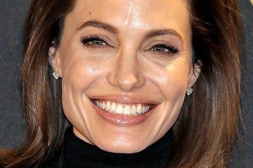 Angelina Jolie mostra cicatrizes de mastectomia para alertar mulheres sobre câncer de mama