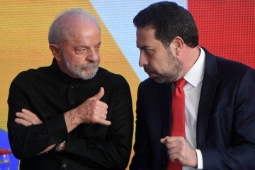 Boulos assumiu o cargo com a missão de 'colocar o governo na rua', como contou em seu discurso de posse ao lado do presidente Lula - (crédito: Ed Alves/CB/D.A Press) Boulos assumiu o cargo com a missão de 'colocar o governo na rua', como contou em seu discurso de posse ao lado do presidente Lula - (crédito: Ed Alves/CB/D.A Press)